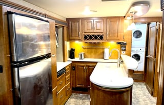 Challenger Luxury Class A Sleeps 4