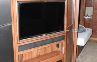 Pet friendly with TWO BATHROOMS!  Whaaaaat?