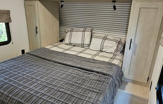 Spacious Shasta I-5–Sleeps 10 | Triple A/C & Bunks