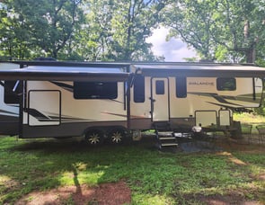 Keystone RV Avalanche 339GK