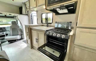 Modern RV – Pet Friendly, Easy, & Road-Trip Ready!