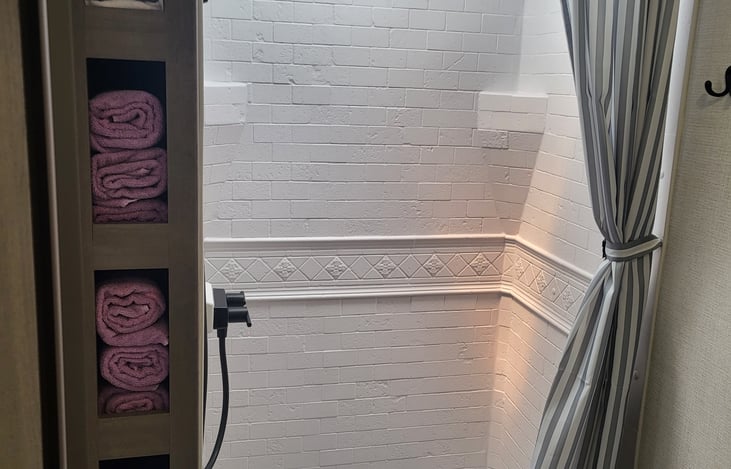 Roomy shower, plenty of hot water