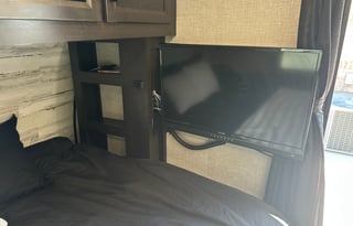 Cozy Camper for Couples & Kids | Easy to Tow!