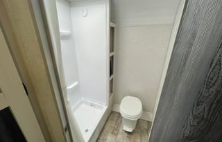 Sleeps 5, lots of upgrades! 600W solar system