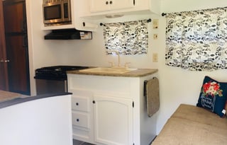 Super cute camper rental, fur babies welcome!