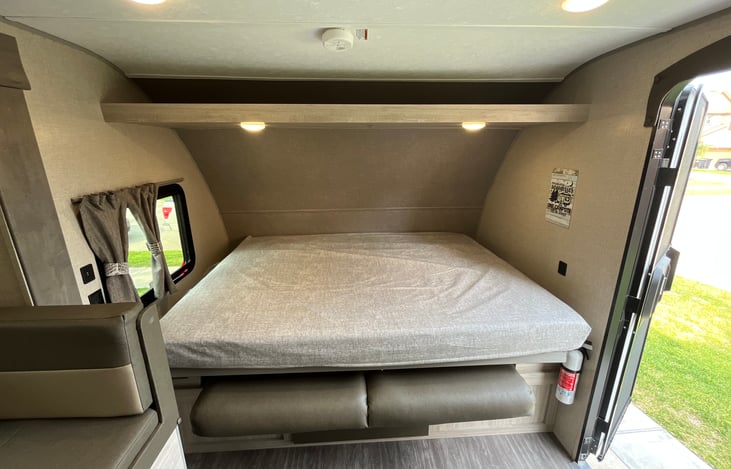 Queen size bed, USB conections in both sides