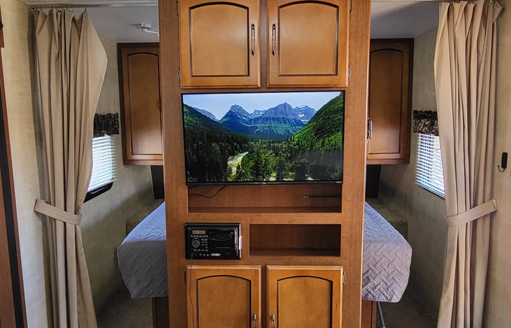 Smart/Roku TV to enjoy inside a very spacious living/dining area.