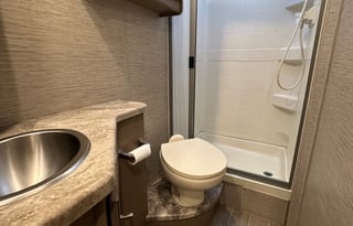 Kid and Pet Friendly Classy Chateau RV!