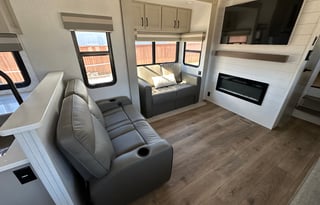 *Crazy Clean” 2024 5th Wheel!! Luxury RV!