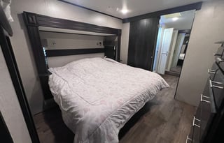 The Eagle Retreat – Luxury Jayco Eagle King Suite