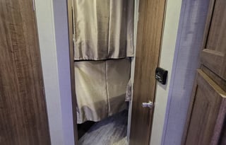 ♣Full size BUNKS♣Sleeps 6♣Private Queen master♣