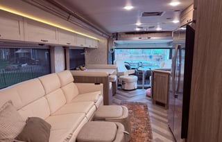 Luxury Winnebago Adventurer – Drive, Camp or Glamp