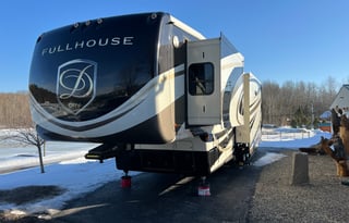 2019 DRV Luxury Suites FullHouse LX455