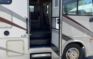 33-Georgetown GT3 LUXURY CLASS A 6 SLEEPER CLASS A