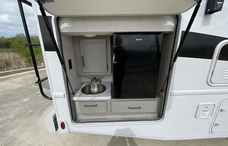 Outdoor kitchen