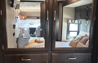 Rare King Bed | Auto Leveling | Easy to Drive