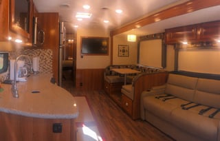 Glory Bound Adventure Coach *2 BATHROOMS*