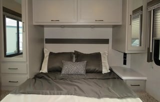 Thor Quantum 28' rear bedroom