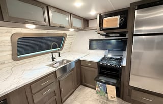 Spacious & Move-In Ready RV for Long-Term Rental