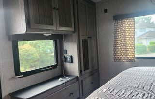 Winter Glamping? 38ft Travel Trailer w/ Arctic Pkg