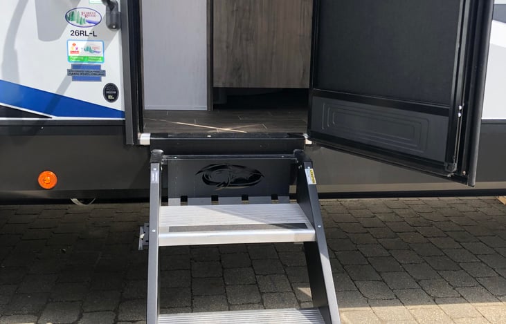 Sturdy step entry stairs