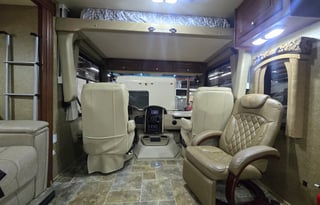 2014 Thor Motor Coach Miramar 32 1