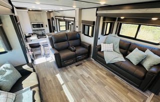 The Cabana Montana - 2021 Montana HC 377FL