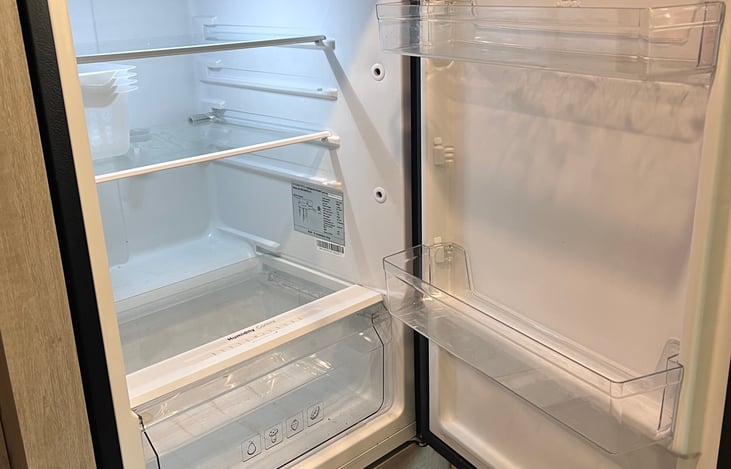 Fridge & freezer (not shown)