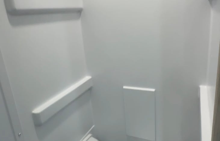 Easy to use toilet with a lever / button to do your business. No it doesn't smell! This is a cartridge system big enough to use for a weekend without dumping. We'll do the dumping for you!