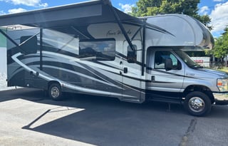 "Olive" 2018 Thor Four Winds 31Y Family fun