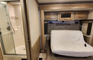 Class A Diesel Pusher bunkhouse w/ 2 full baths