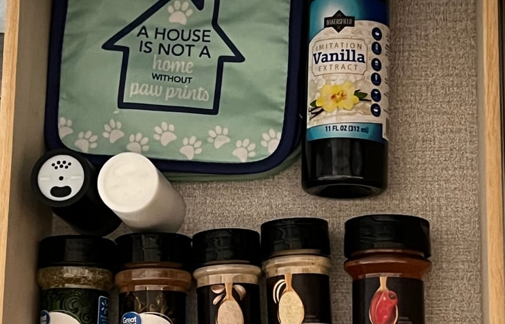 Common spices / pot holders

(The site cropped our photos and I do not know how to fix)