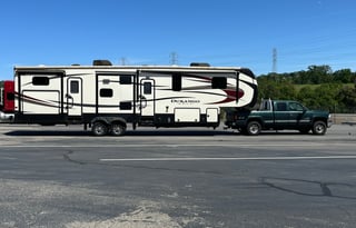 This is a 5th wheel trailer.  Special hitch req’d