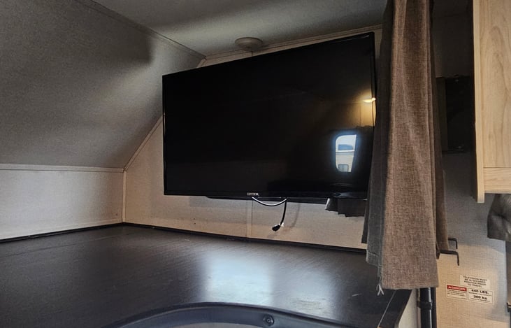 Led TV w/flex arm mount that extends out to main RV floor for viewing