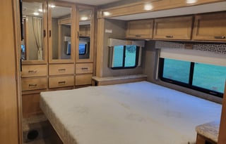 2020 Thor Motor Coach w/ King Bed