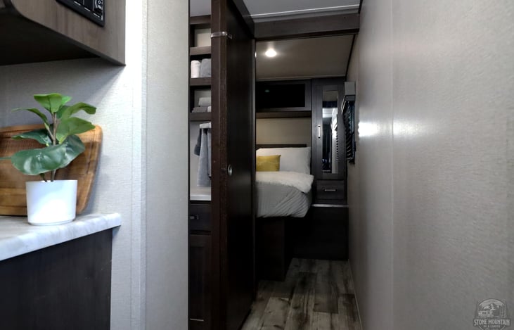 2022-Grand-Design-Transcend-Explor-297-QB-Copyright-at-StoneMountainRVs-dot-com