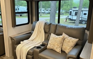 Luxury Couple's Coach: King Bed & Large Bath
