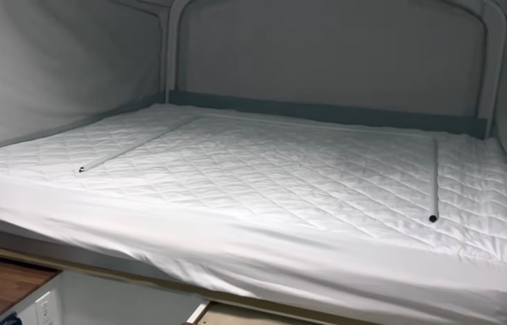 Kind bed on right side