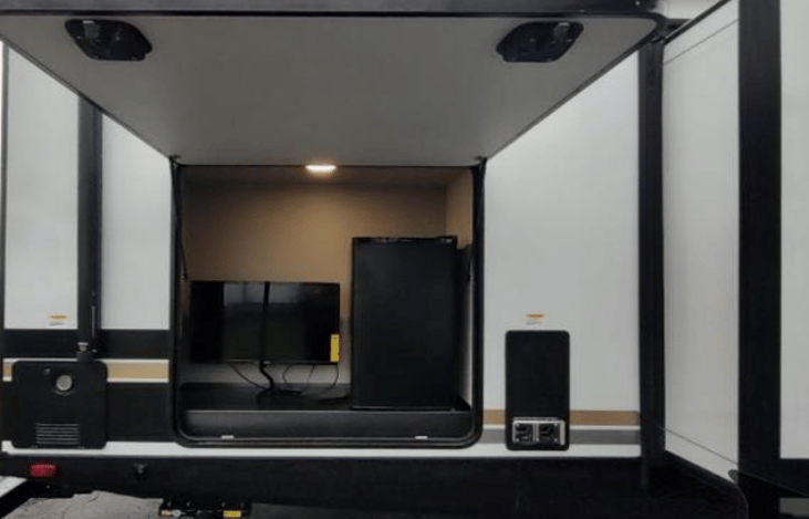 Outdoor Entertainment w/fridge