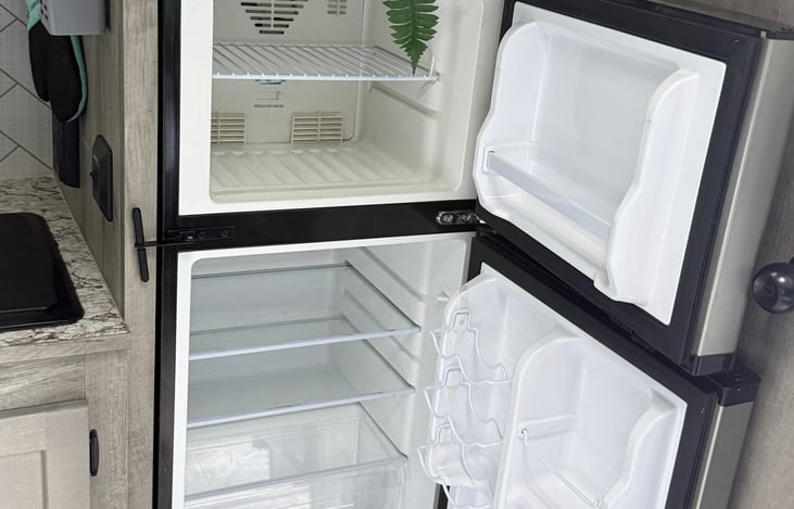 A fridge and freezer large enuf for a family