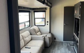 **Campy the SUPER COOL pet friendly 5th Wheel**
