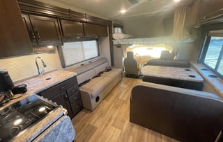 Comfy 2020 Thor 30’ Freedom Elite Bunkhouse