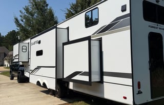 Luxury Camping Experience | Spacious Sabre 36DBB