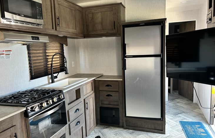 Big kitchen with stove and oven. Refrigerator with small freezer hat works great, to keep all your food cold