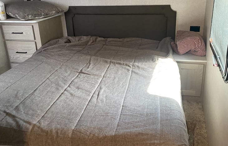 Master Bedroom - queen size bed.