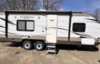 Plush & Roomy 26' RV FOR TWO! (Can Sleep 3)