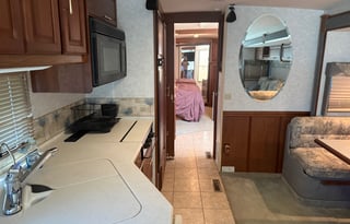 2003 Winnebago Adventurer 38N