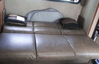 This Classy Class C is Clean, Comfortable & Cozy!