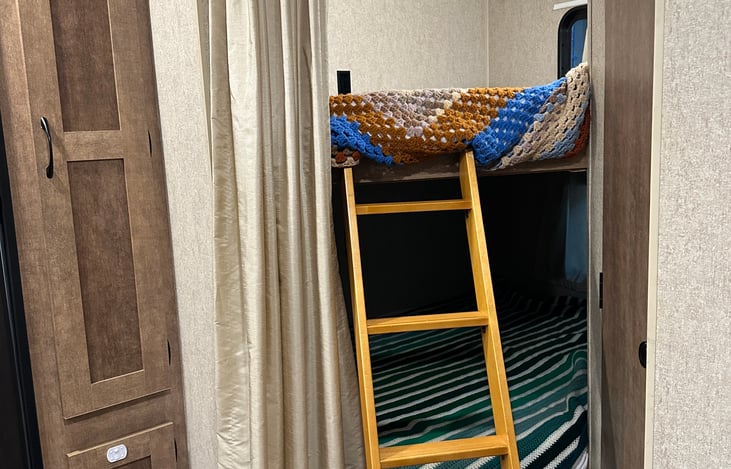 Twin Bunks

Blanket and sheets supplied. Please bring your own pillows