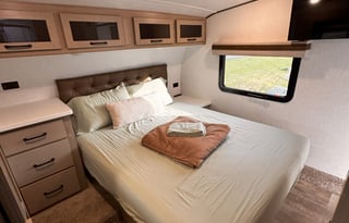 Modern Fifth Wheel – Your Home on the Road
